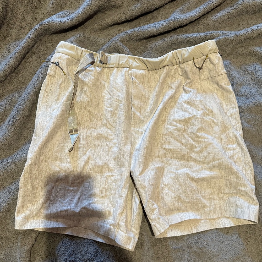 Men’s lululemon athletic shorts. Size large with belt.